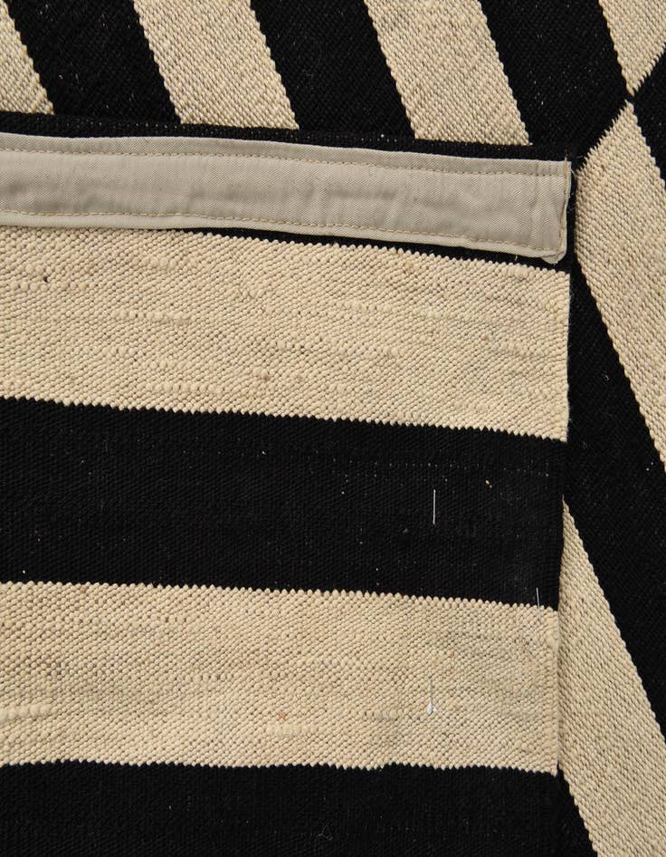 Detail image of  5' 6 x 7' 10  Hand Woven Kilim Modern Wool Rug