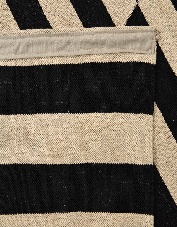 Detail image of  5' 7 x 7' 9  Hand Woven Kilim Modern Wool Rug