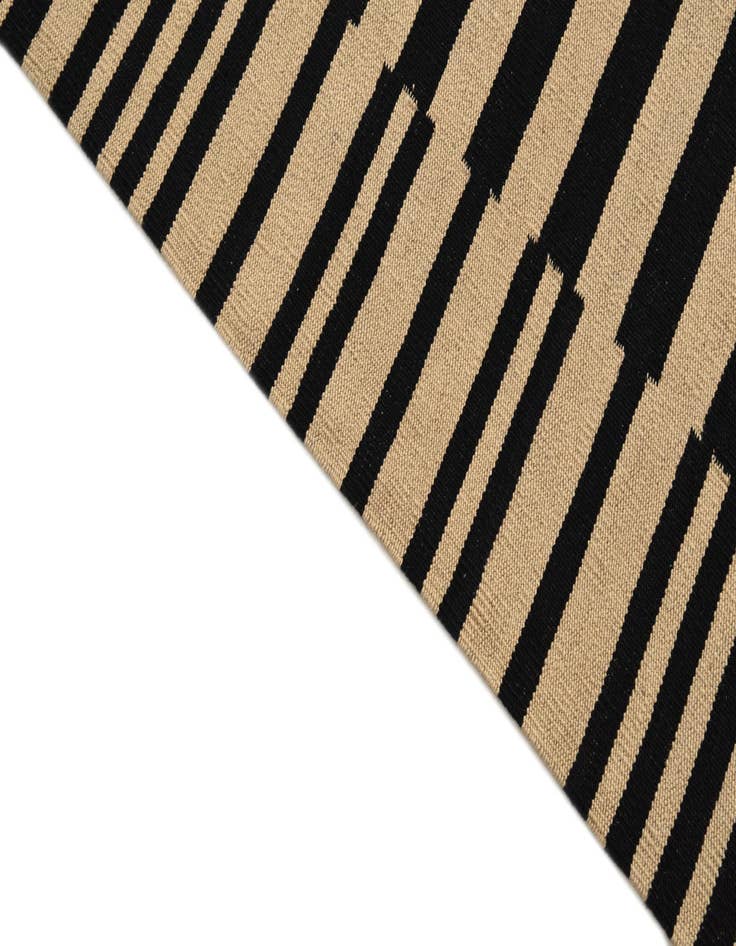 Detail image of  4' 8 x 6' 4  Hand Woven Kilim Modern Wool Rug