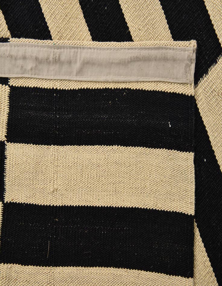 Detail image of  4' 11 x 6' 9  Hand Woven Kilim Modern Wool Rug