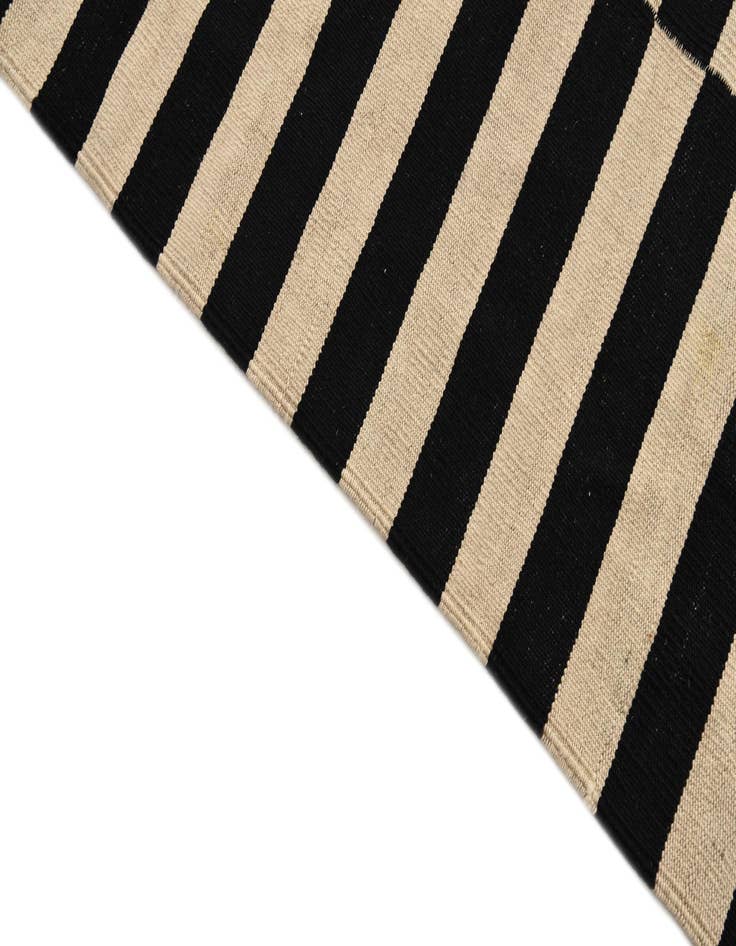 Detail image of  5' 8 x 7' 9  Hand Woven Kilim Modern Wool Rug