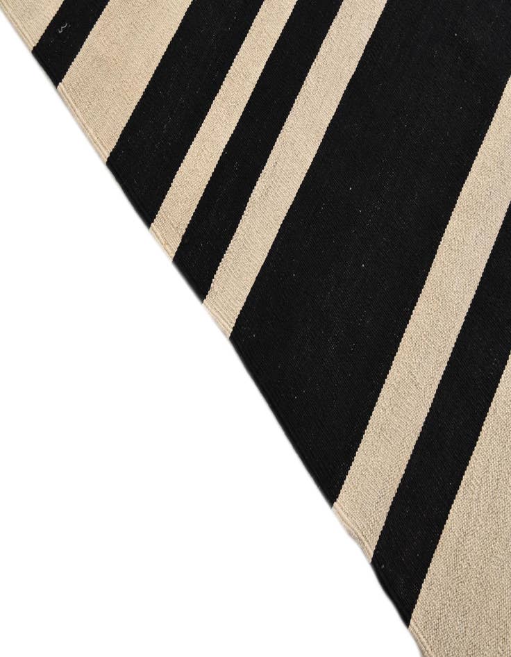 Detail image of  5' 9 x 7' 7  Hand Woven Kilim Modern Wool Rug