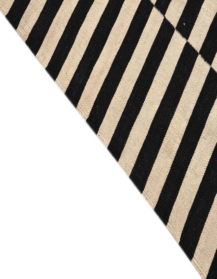 Detail image of  5' 1 x 6' 5  Hand Woven Kilim Modern Wool Rug