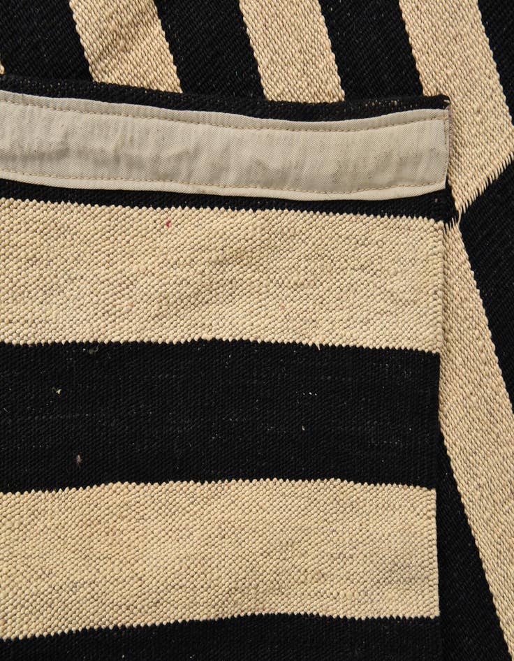 Detail image of  4' 2 x 5' 11  Hand Woven Kilim Modern Wool Rug