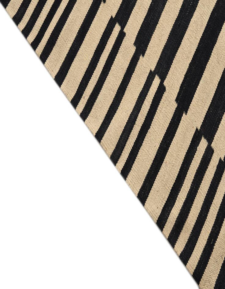 Detail image of  4' 9 x 6' 5  Hand Woven Kilim Modern Wool Rug