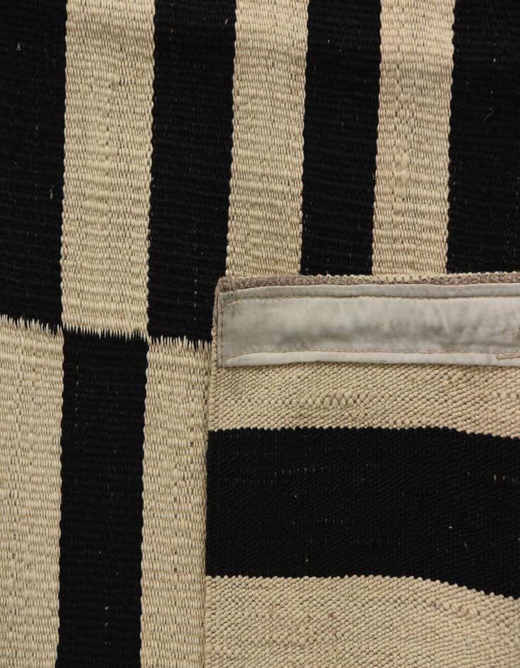 Detail image of  5' 7 x 8'  Hand Woven Kilim Modern Wool Rug