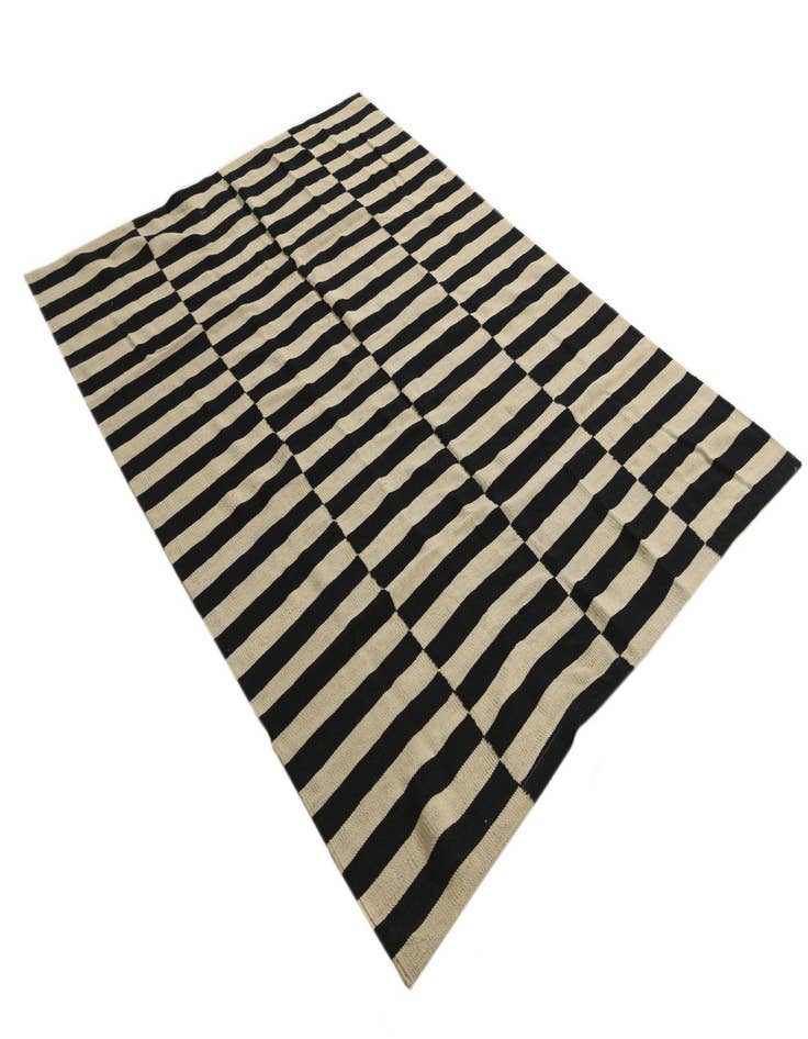 Detail image of  5' 5 x 7' 8  Hand Woven Kilim Modern Wool Rug