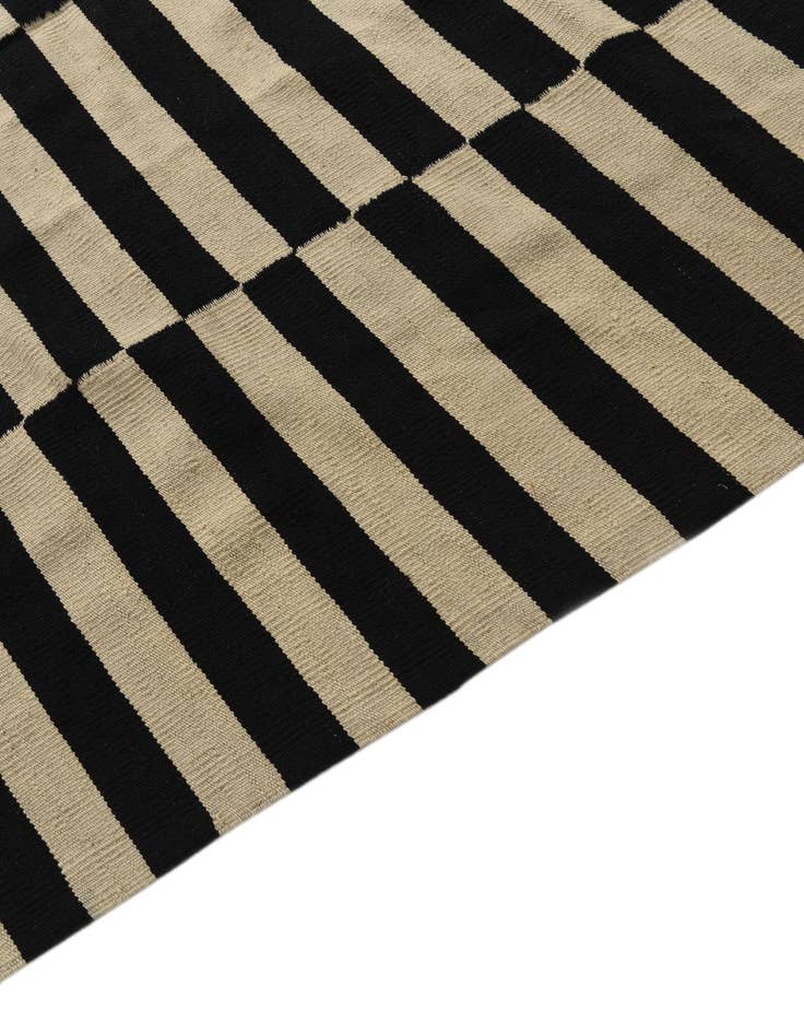 Detail image of  5' 5 x 7' 8  Hand Woven Kilim Modern Wool Rug