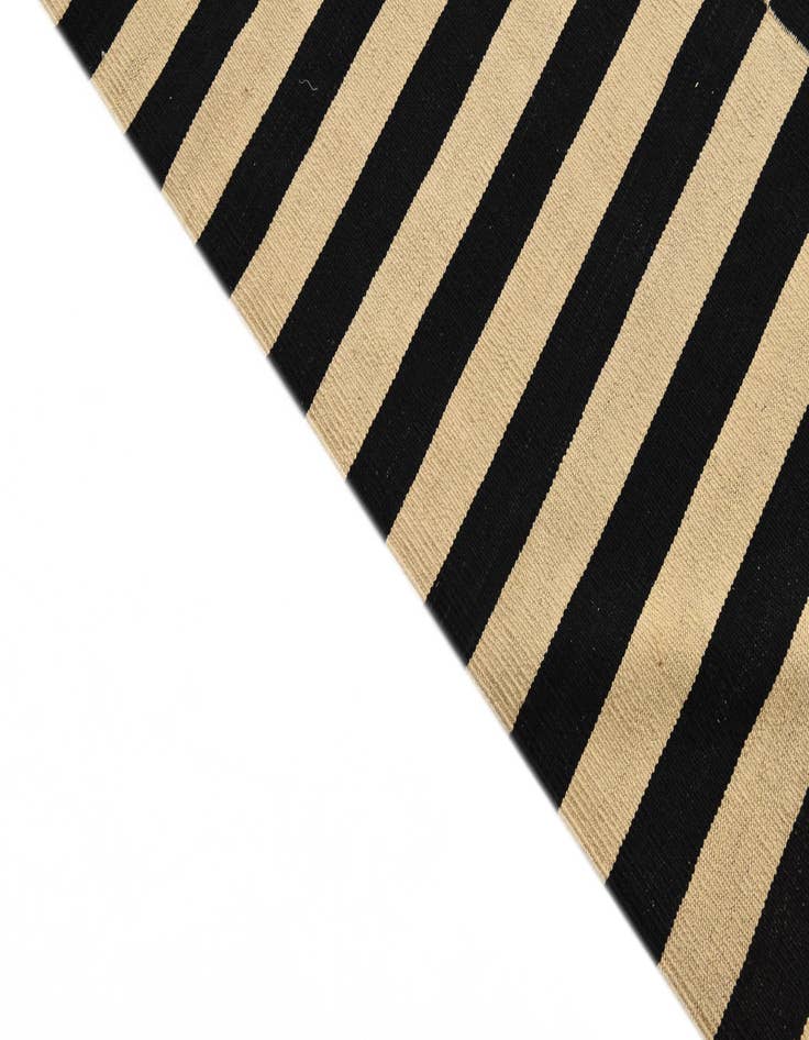 Detail image of  5' 9 x 7' 9  Hand Woven Kilim Modern Wool Rug