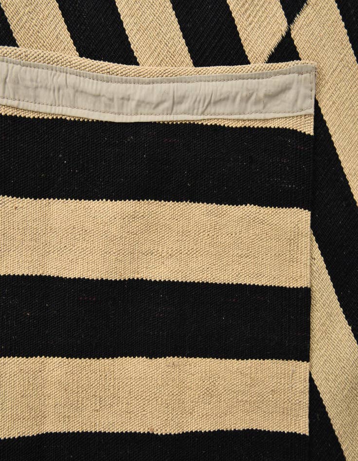 Detail image of  5' 9 x 7' 9  Hand Woven Kilim Modern Wool Rug