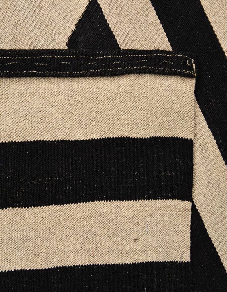 Detail image of  5' 9 x 7' 9  Hand Woven Kilim Modern Wool Rug