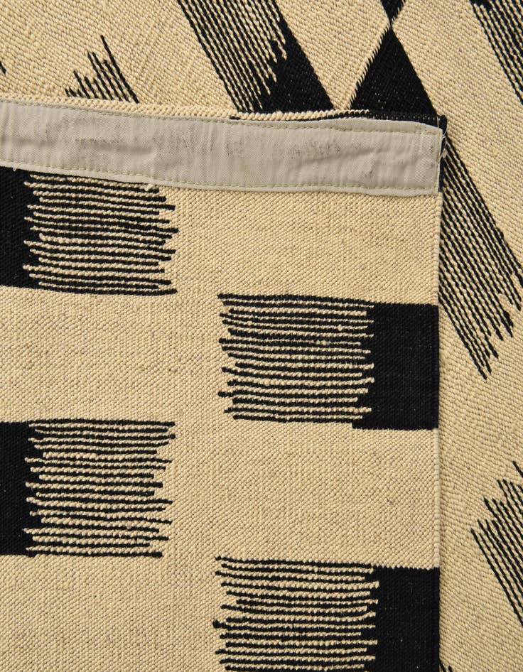 Detail image of  5' 9 x 7' 8  Hand Woven Kilim Modern Wool Rug