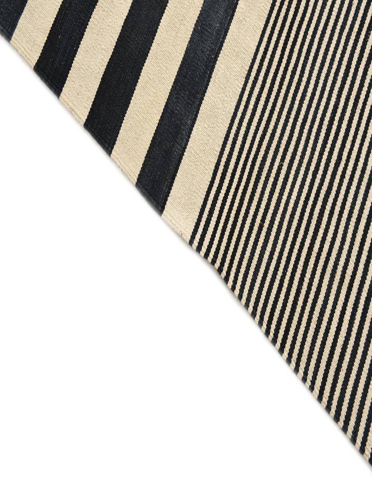 Detail image of  5' 9 x 7' 9  Hand Woven Kilim Modern Wool Rug