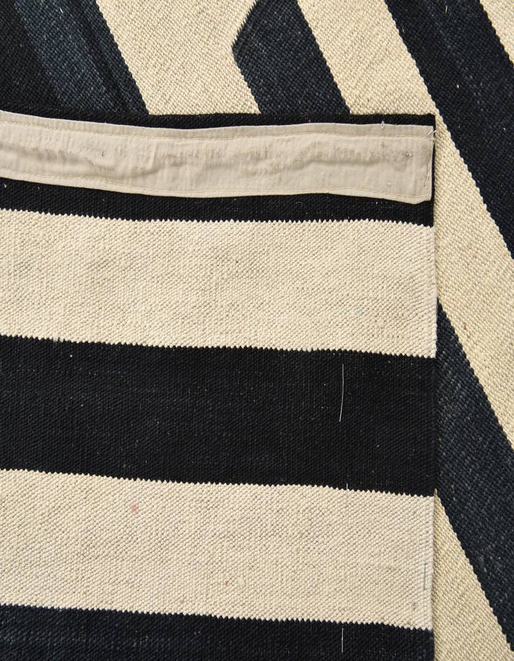 Detail image of  5' 9 x 7' 9  Hand Woven Kilim Modern Wool Rug