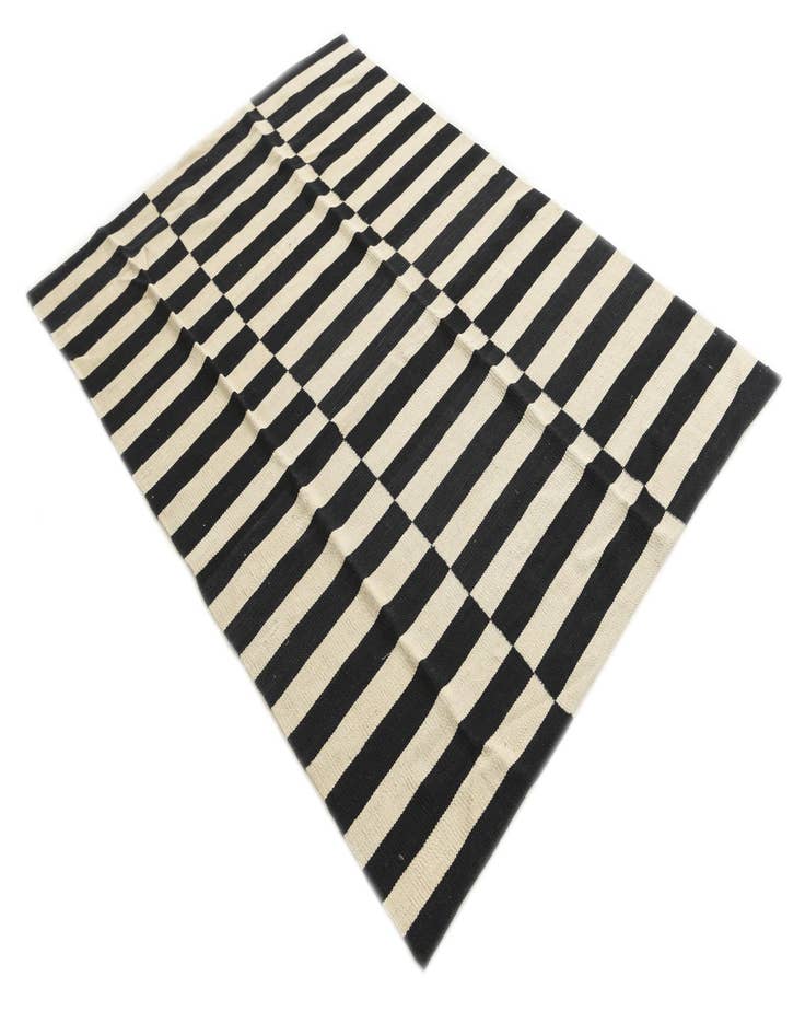 Detail image of  4' 1 x 5' 10  Hand Woven Kilim Modern Wool Rug