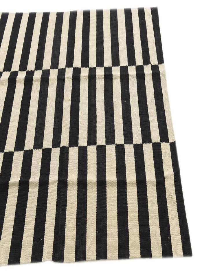 Detail image of  4' 1 x 5' 10  Hand Woven Kilim Modern Wool Rug