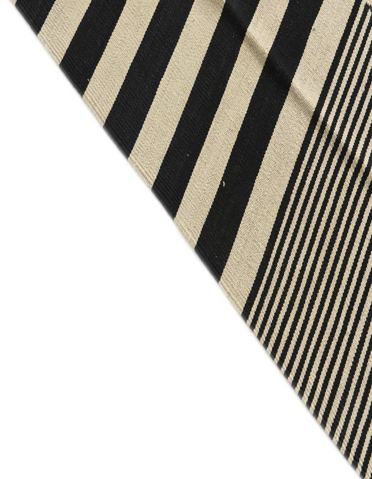 Detail image of  5' 2 x 6' 10  Hand Woven Kilim Modern Wool Rug