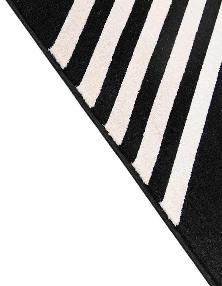 Detail image of  5' x 7' 7 Milano Rug