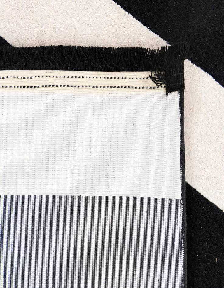 Detail image of  5' x 7' 7 Milano Rug