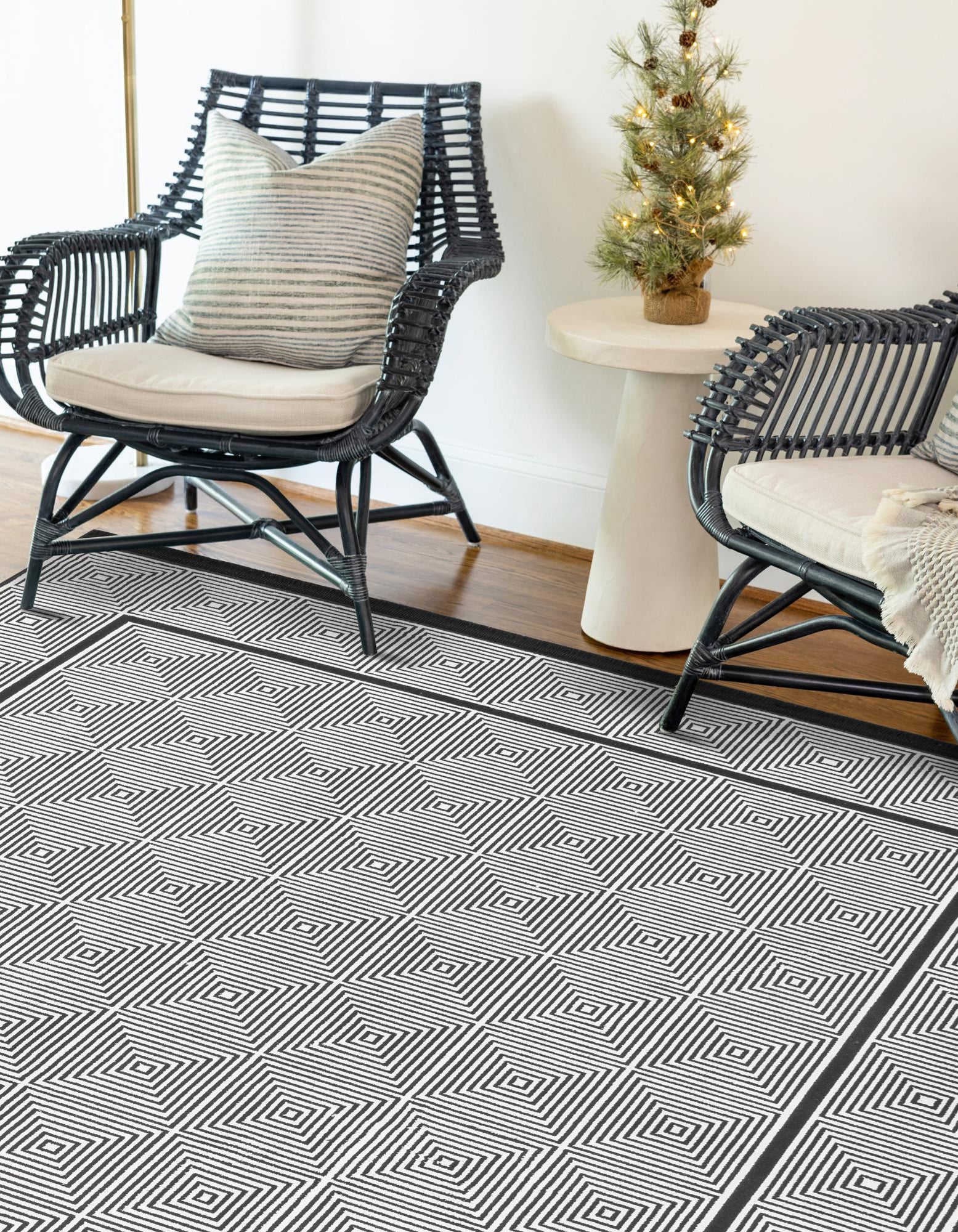 Black and White 2' x 3' 1 Milano Rug | Rugs.com