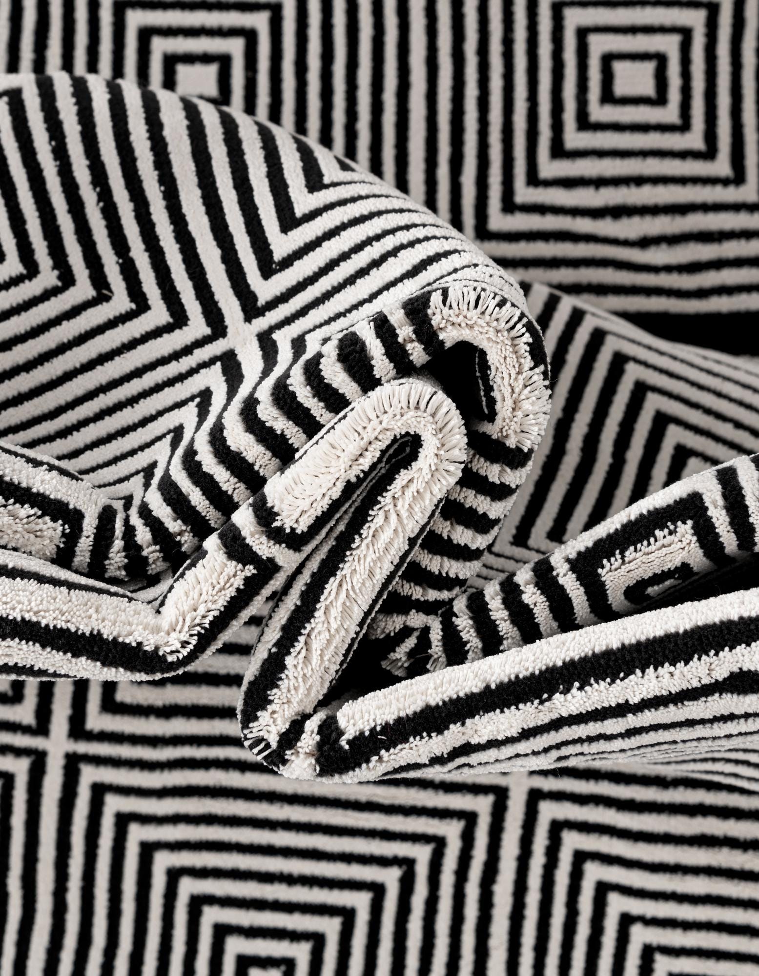 Black and White 2' x 3' 1 Milano Rug | Rugs.com