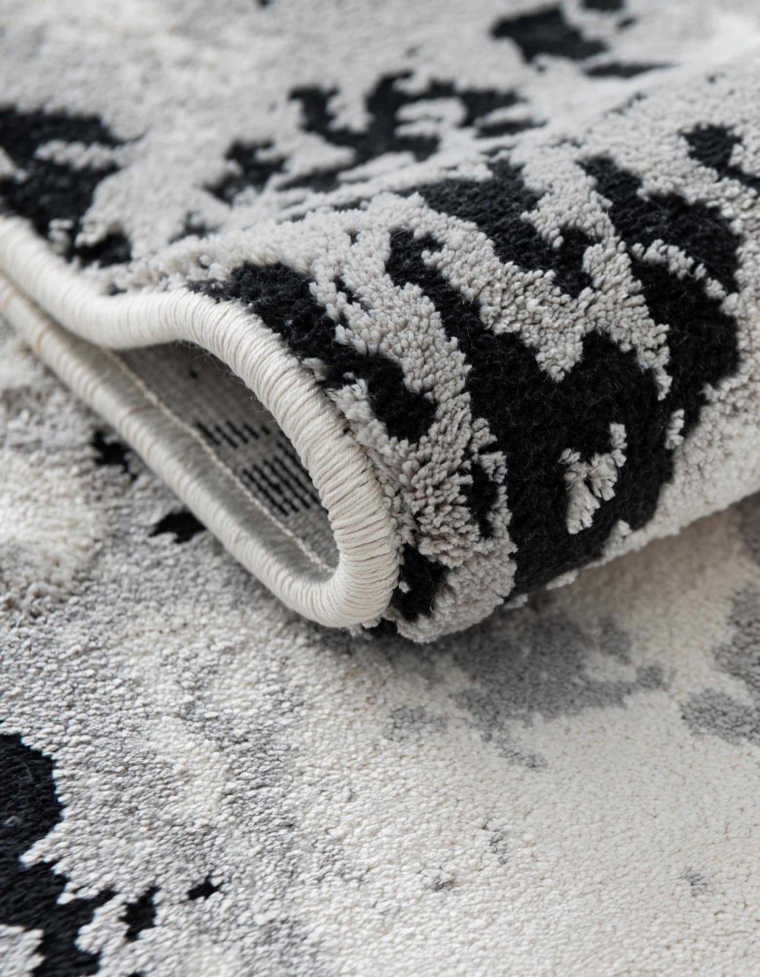 Black and White 4' 1 x 6' 1 Milano Rug | Rugs.com