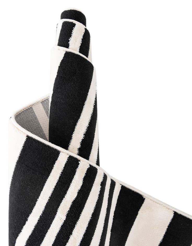 Detail image of  8' 3 x 10' Milano Rug