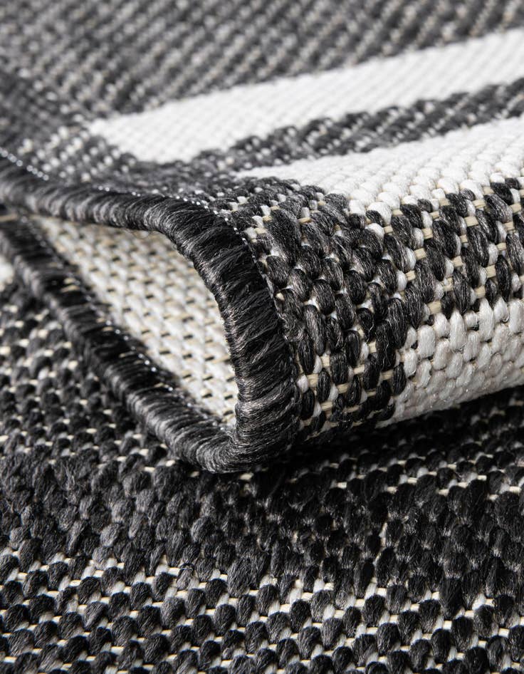 Detail image of  9' x 12'  Washable Checkered Indoor / Outdoor Rug