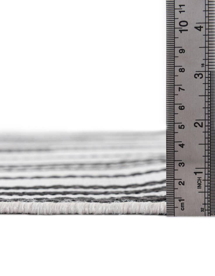 Detail image of  7' x 10'  Washable Modern Indoor / Outdoor Rug