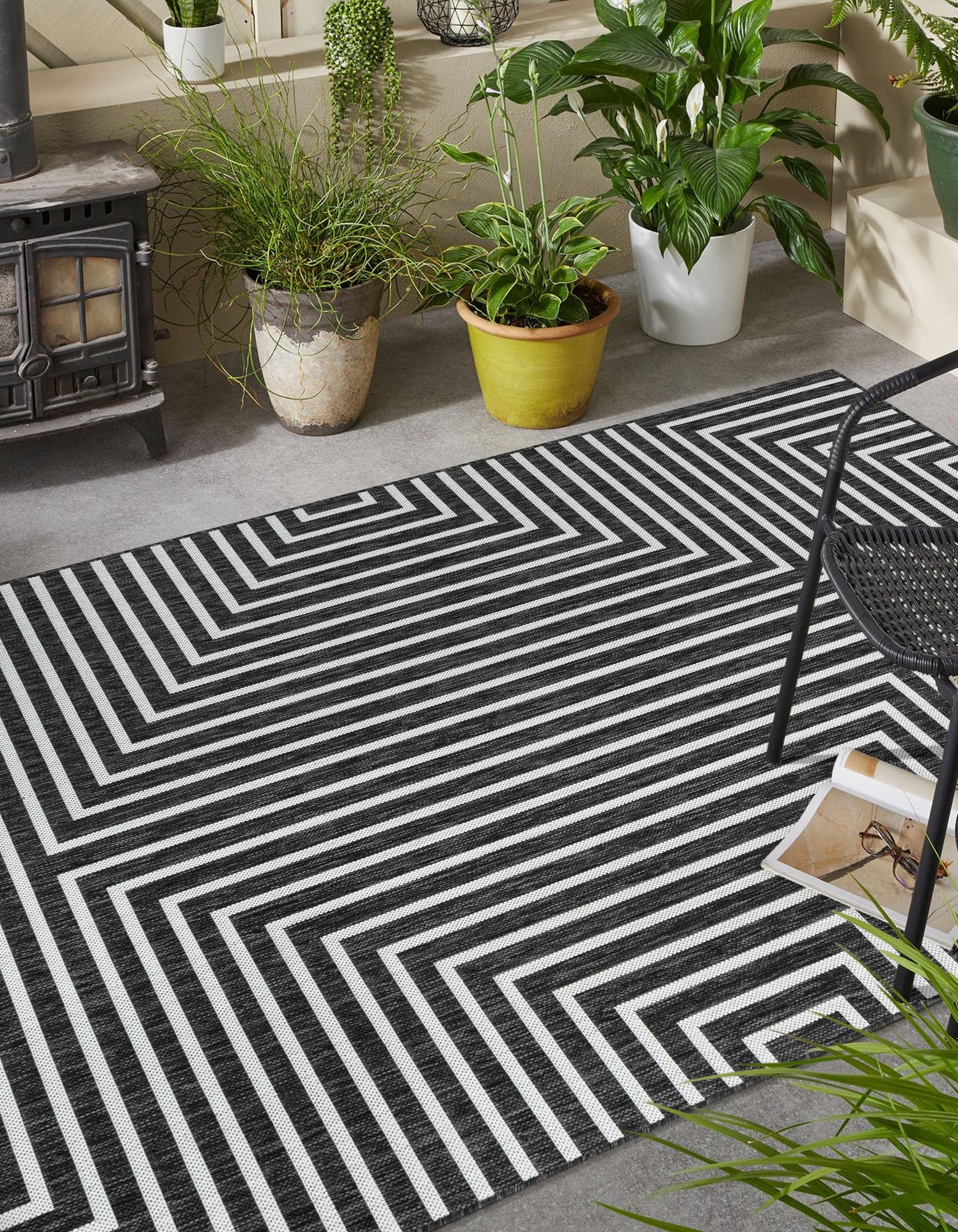 Black and White 7' 10 x 10' Modern Indoor / Outdoor Rug | Rugs.com