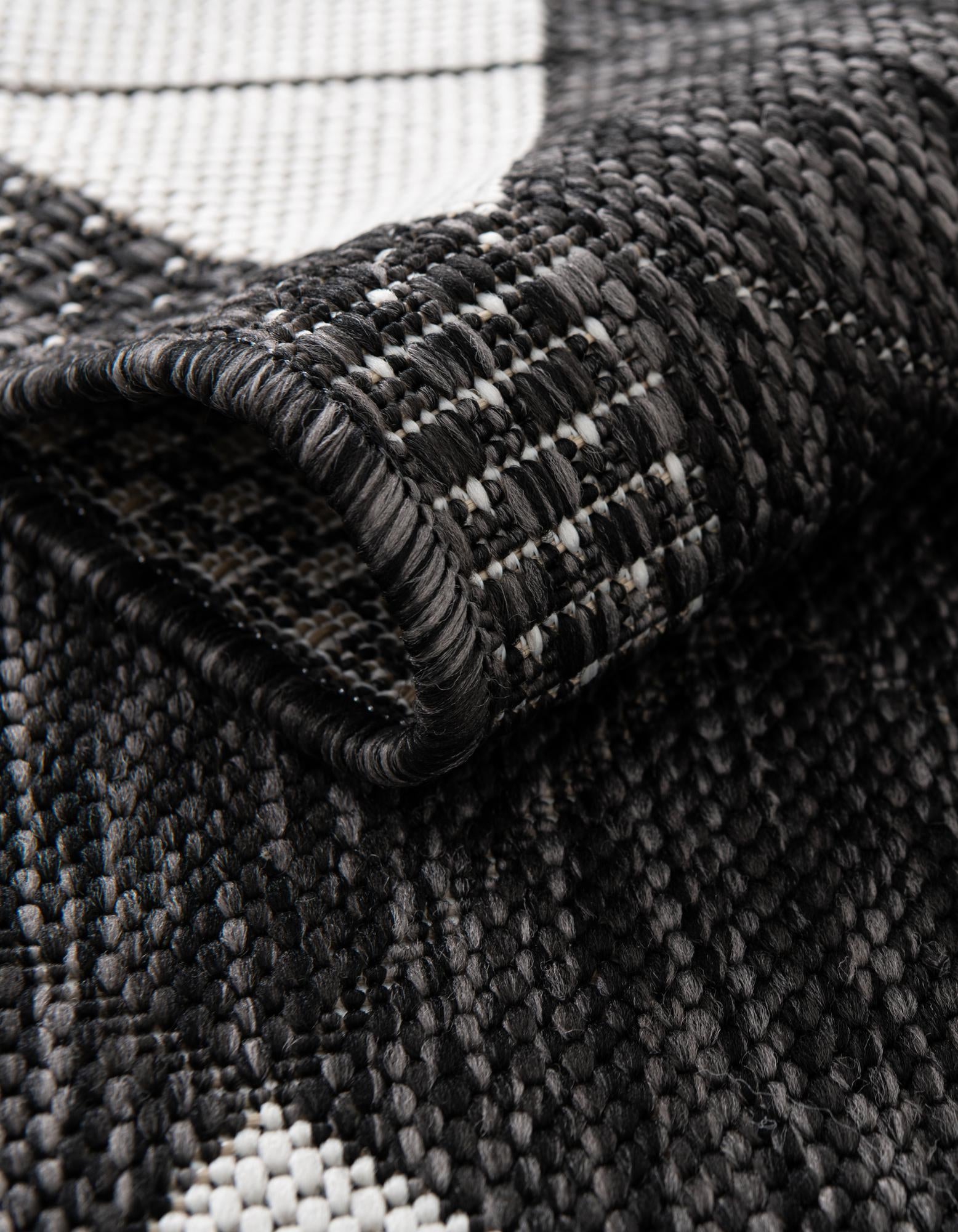 Black and White 4' x 6' Modern Indoor / Outdoor Rug | Rugs.com