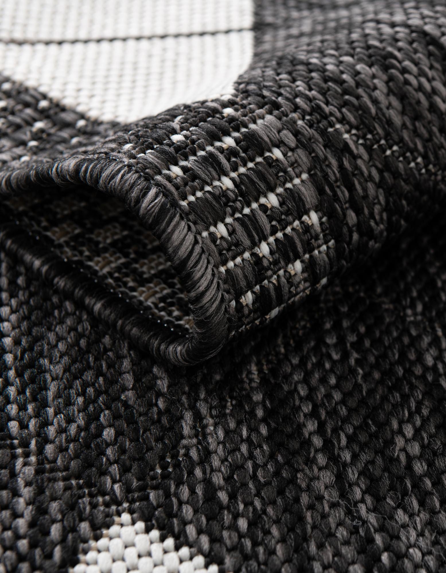 Black and White 4' x 6' Modern Indoor / Outdoor Rug | Rugs.com