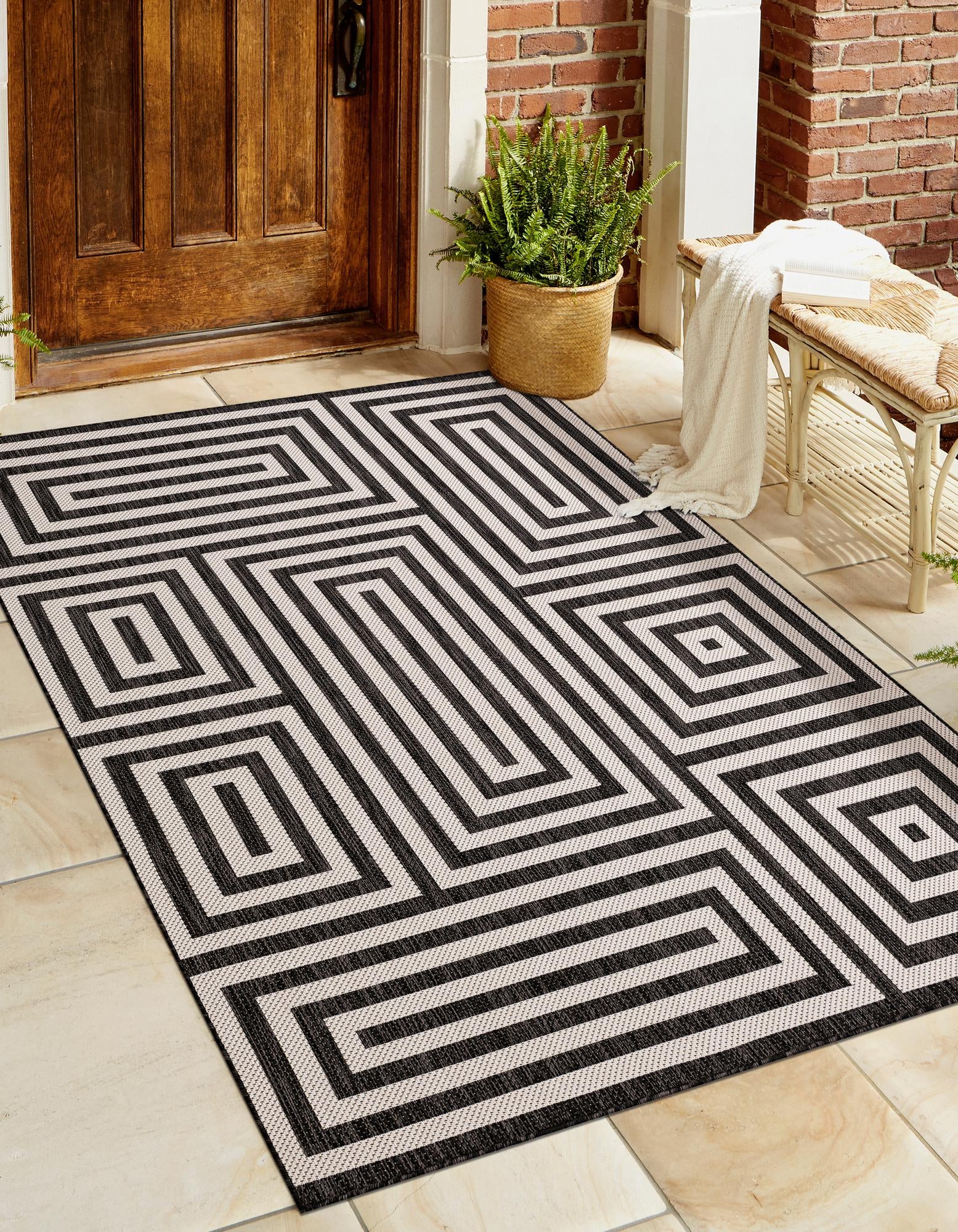 Black and White 5' x 7' Modern Indoor / Outdoor Rug | Rugs.com