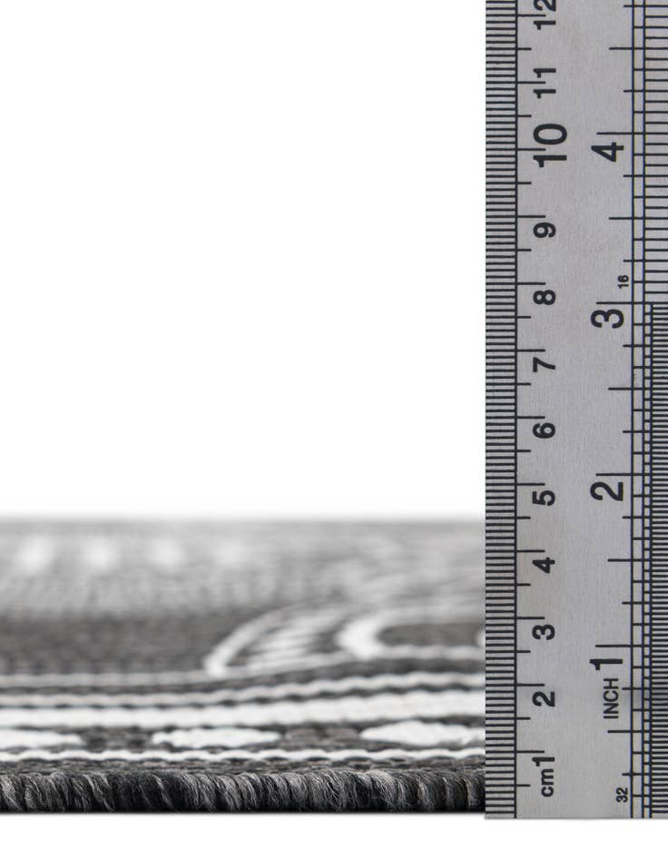 Detail image of  4' 1 x 6' 1  Washable Traditional Indoor / Outdoor Rug