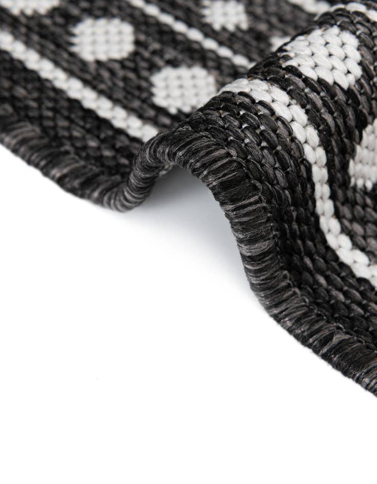 Detail image of  4' 1 x 6' 1  Washable Traditional Indoor / Outdoor Rug