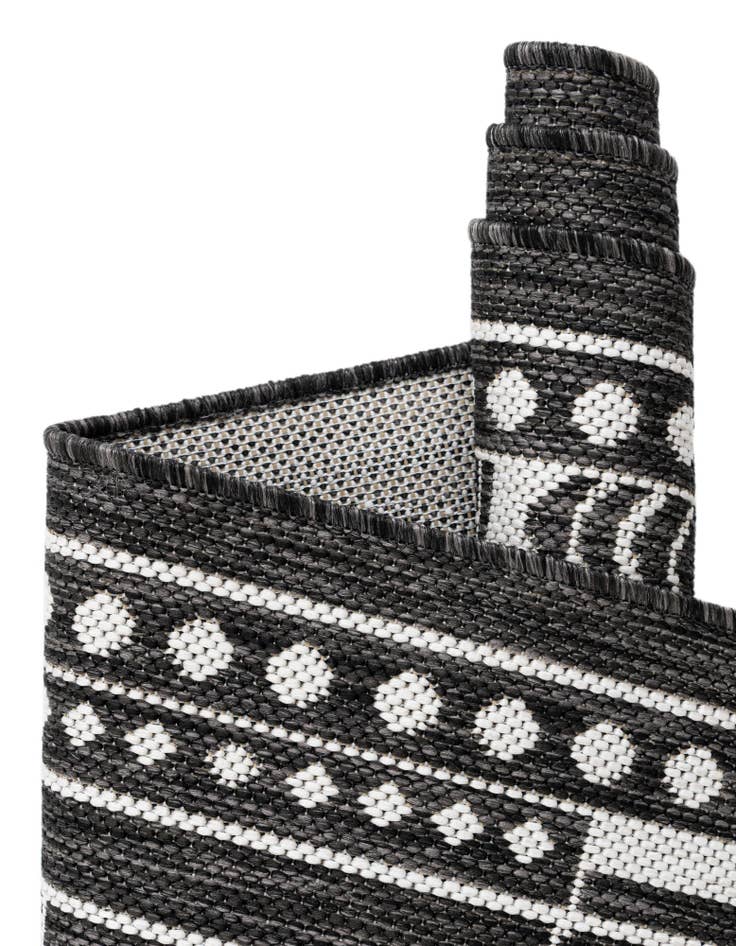 Detail image of  4' 1 x 6' 1  Washable Traditional Indoor / Outdoor Rug