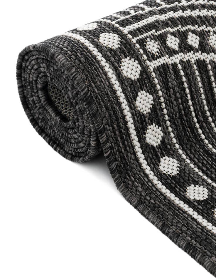 Detail image of  4' 1 x 6' 1  Washable Traditional Indoor / Outdoor Rug