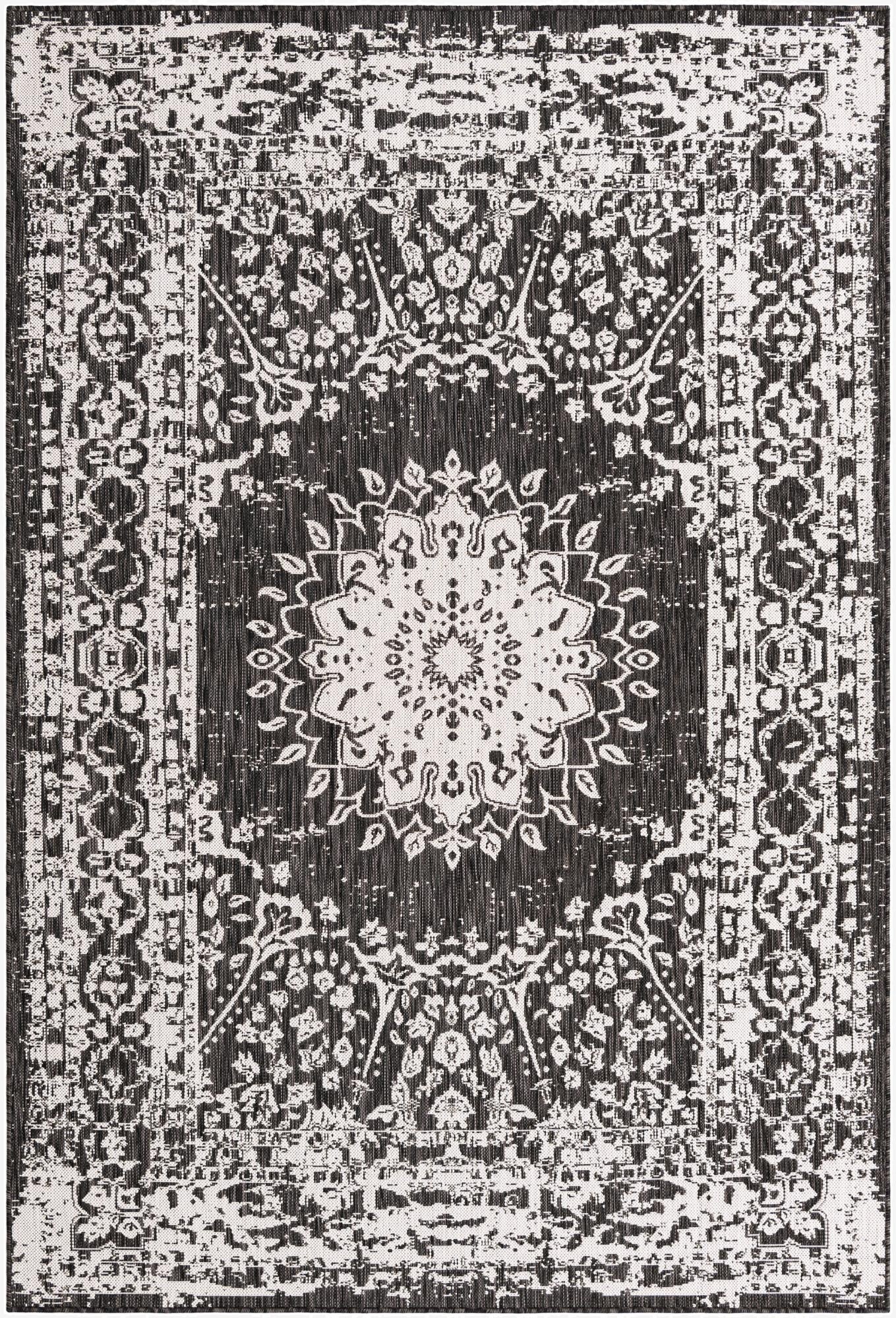  6' x 9'  Washable Traditional Indoor / Outdoor Rug