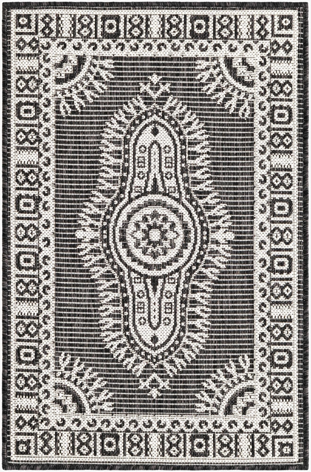  2' x 3'  Washable Traditional Indoor / Outdoor Rug
