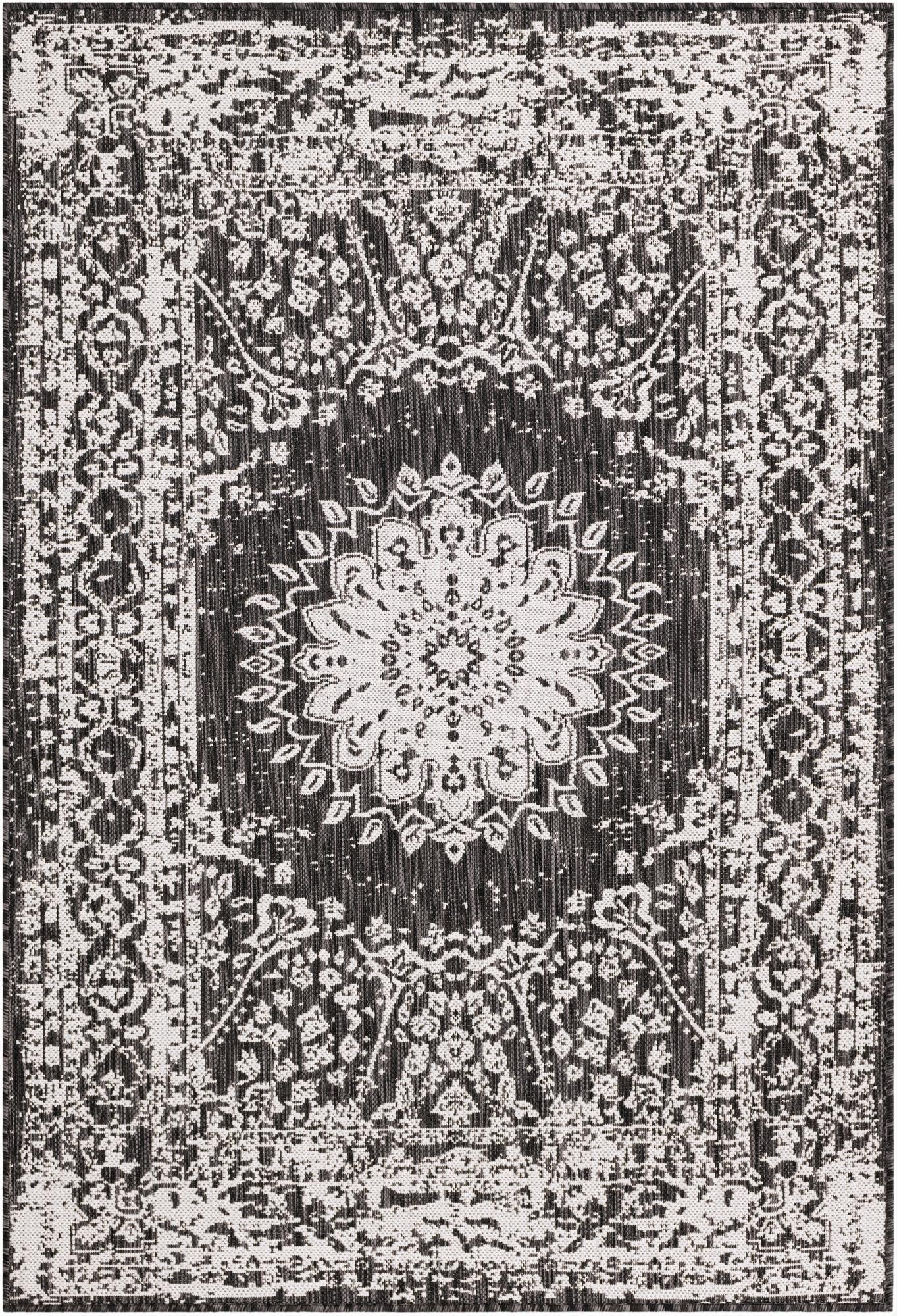  4' x 6'  Washable Traditional Indoor / Outdoor Rug
