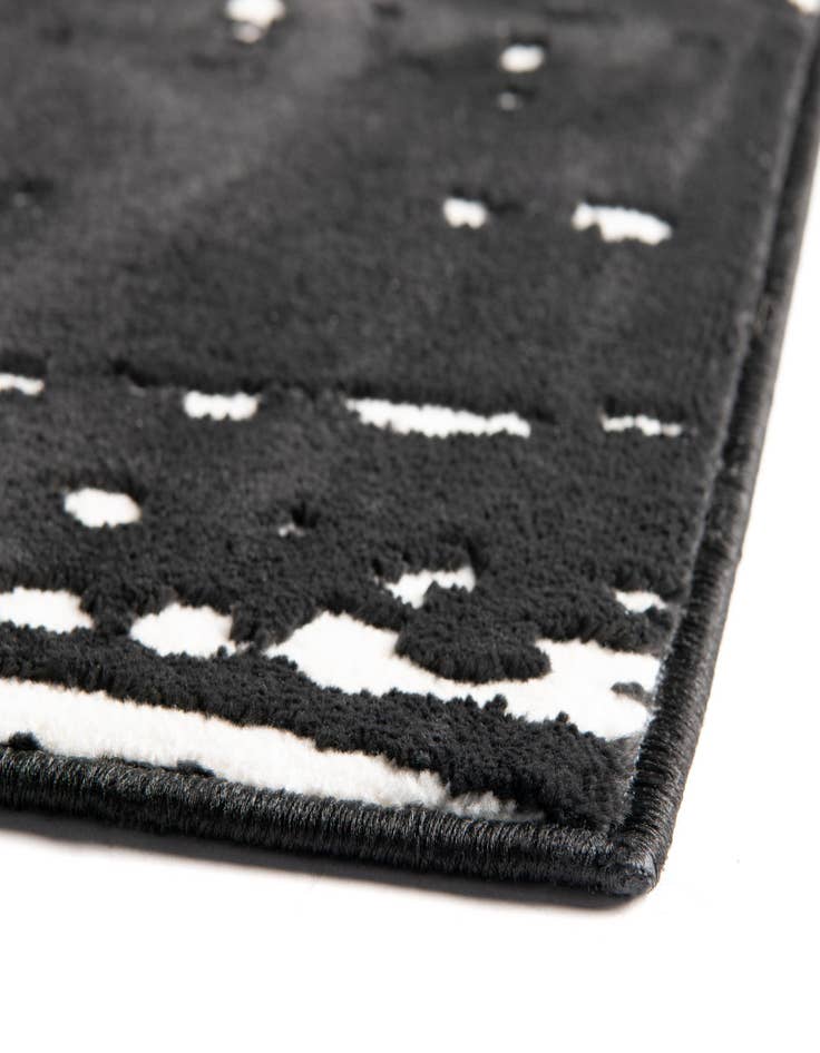 Detail image of  5' 3 x 8' Vince Camuto Rug