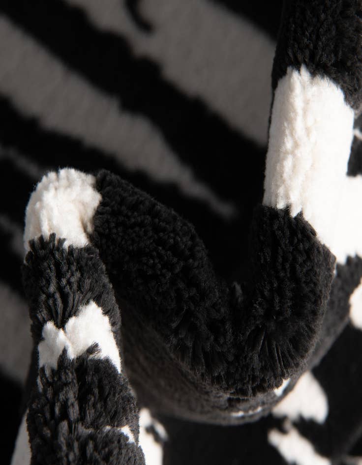 Detail image of  5' 3 x 8' Vince Camuto Rug