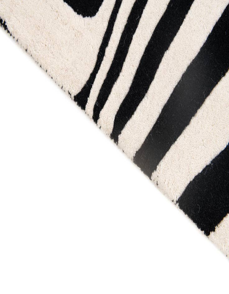 Detail image of 4' x 5' 10 Vortex Wool Rug