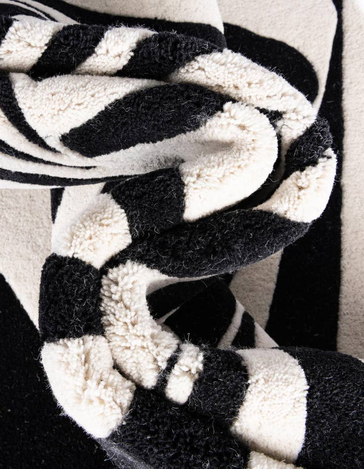 Detail image of  4' 1 x 6' 1 Vortex Wool Rug