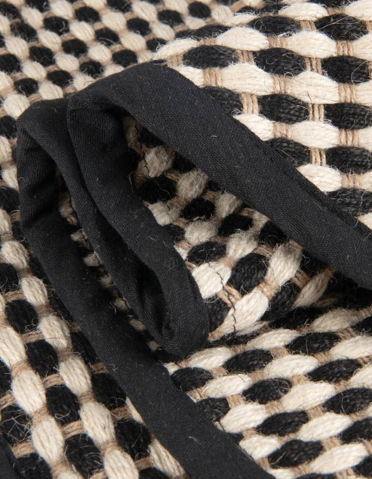 Detail image of  3' 1 x 3' 1  Hand Woven Laurel Handwoven Jute Round Rug