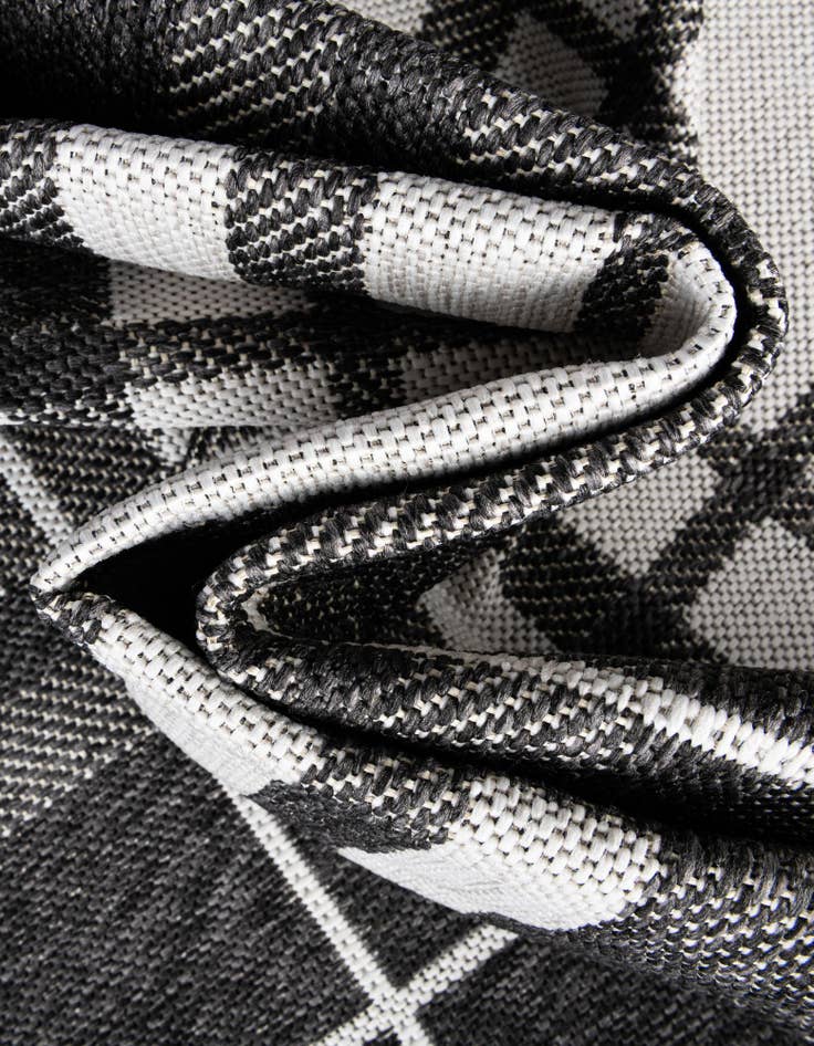 Detail image of  7' 10 x 7' 10  Washable Checkered Indoor / Outdoor Round Rug