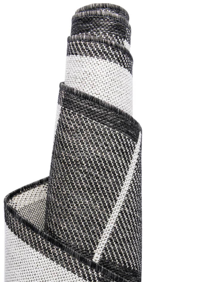 Detail image of  7' 10 x 7' 10  Washable Checkered Indoor / Outdoor Round Rug