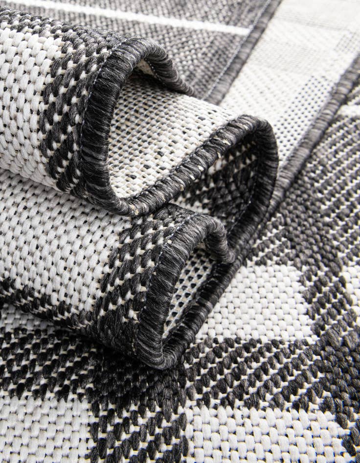 Detail image of  7' 10 x 7' 10  Washable Checkered Indoor / Outdoor Round Rug