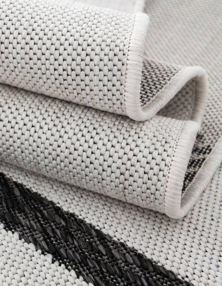 Detail image of  3' x 3'  Washable Modern Indoor / Outdoor Round Rug