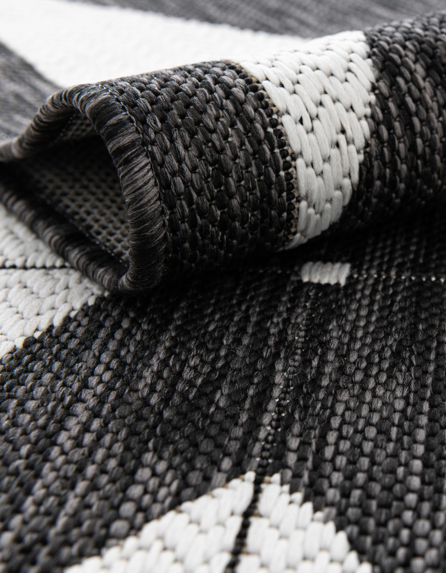 Black and White 7' 10 x 7' 10 Modern Indoor / Outdoor Round Rug | Rugs.com